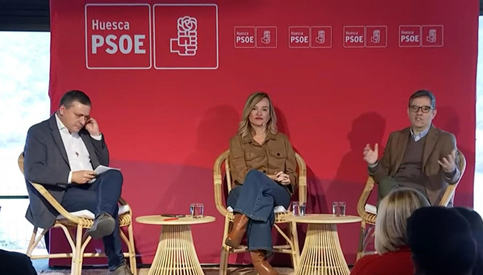 De izquierda a derecha, fernado Sabés, Pilar Alegría y Félix Bolaños en lel acto de clausura de las XIX Jornadas Socialistas Gobierno de Progreso: España y Aragón que se celebran en Ligüerre de