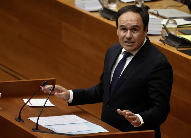 El síndic del grupo popular en las Corts Valencianes y secretario general del PP de la Comunitat Valenciana, Juanfran Pérez Llorca, durante el debate de investidura del nuevo president de la Generalitat valenciana, en Les Corts Valencianes, a 27 de noviem