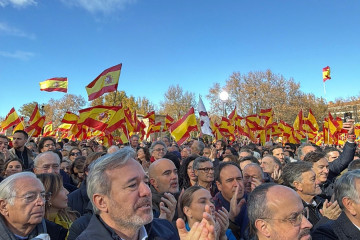 El presidente del Gobierno de Aragón, Jorge Azcón, junto al íder del PP en Cataluña, Alejandro Fernández en la concentración  en el Templo de Debod de Madrid contra la corrupción y para reclama