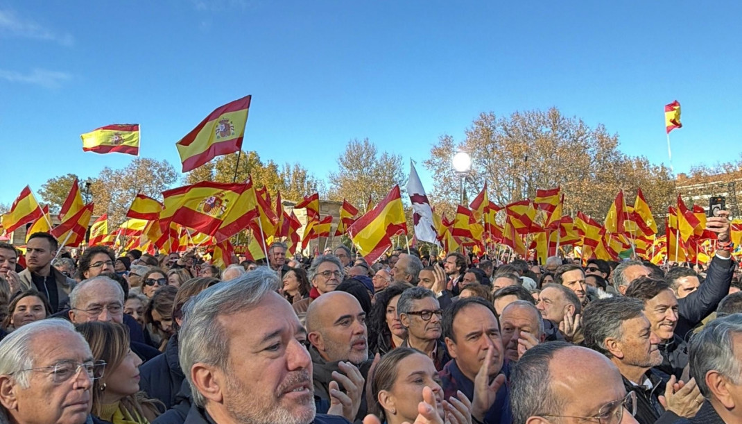 El presidente del Gobierno de Aragón, Jorge Azcón, junto al íder del PP en Cataluña, Alejandro Fernández en la concentración  en el Templo de Debod de Madrid contra la corrupción y para reclama
