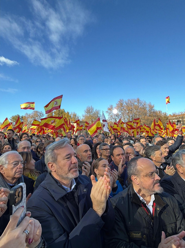El presidente del Gobierno de Aragón, Jorge Azcón, junto al íder del PP en Cataluña, Alejandro Fernández en la concentración  en el Templo de Debod de Madrid contra la corrupción y para reclamar la convocatoria de elecciones anticipadas.
