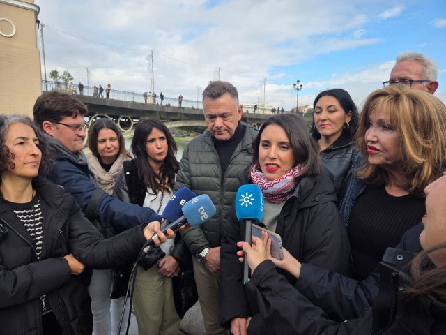 La secretaria política de Podemos y eurodiputada, Irene Montero, este domingo en declaraciones en Sevilla donde ha asistido a una concentración de la Plataforma 4D.