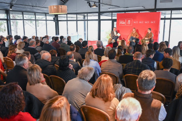 La secretaria general del PSOE Aragón, Pilar Alegría, en la clausura de unas jornadas del PSOE altoaragonés junto al ministro Félix Bolaños y al secretario general de los socialistas altoaragones