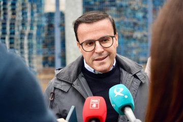 El candidato del PSOE a la Presidencia de la Junta de Extremadura, Miguel Ángel Gallardo, atiende a los medios