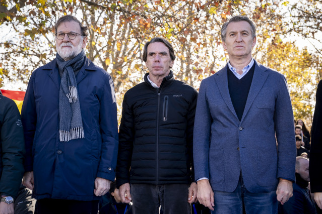 (I-D) El expresidente del Gobierno, Mariano Rajoy, el expresidente del Gobierno, José María Aznar, el presidente del Partido Popular, Alberto Núñez Feijóo, durante la concentración contra la corrupción del Gobierno convocada por el PP, en el Templo de Deb