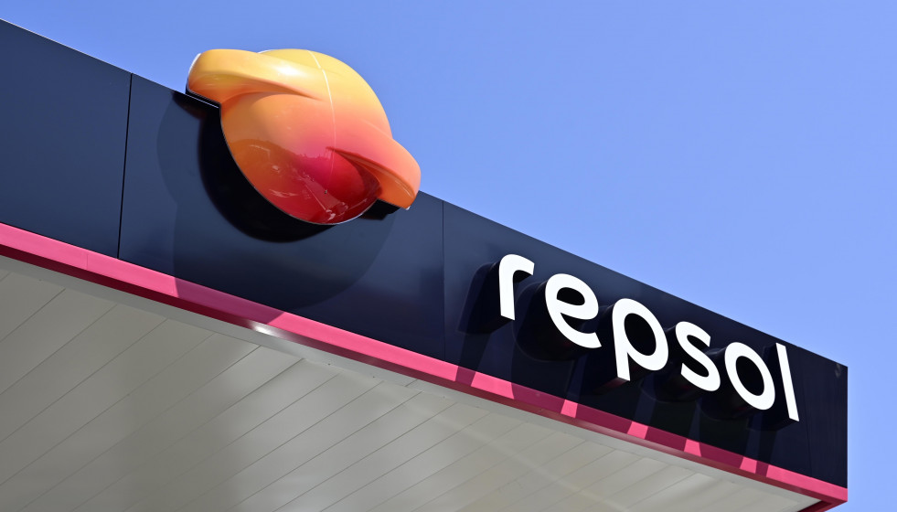 Archivo - Nuevo logo en la Estación de servicio Belenenses (Portugal) de Repsol