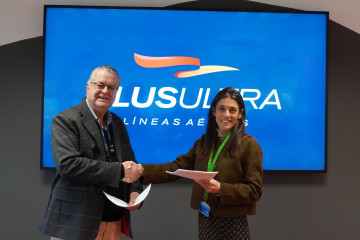El presidente de Plus Ultra Líneas Aéreas, Julio Martínez Sola, y la presidenta de Sitcpla, Laura Gil, durante la firma del convenio de tripulantes de cabina