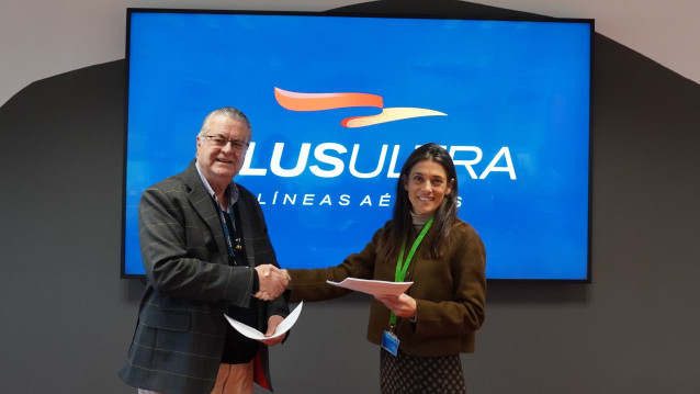 El presidente de Plus Ultra Líneas Aéreas, Julio Martínez Sola, y la presidenta de Sitcpla, Laura Gil, durante la firma del convenio de tripulantes de cabina