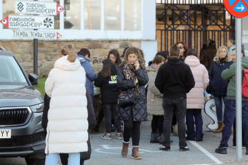 Trabajadores de  Sargadelos tras conocerse que la empresa ha presentado un ERTE de 15 días que afecta a 86 trabajadores, a 28 de noviembre de 2025, en Cervo, Lugo, Galicia (España). El dueño de Sar