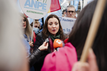 Archivo - La presidenta de FEDECA, Ana Ercoreca de la Cruz, atiende a los medios durante una concentración, frente a la sede central de MUFACE, a 22 de enero de 2025, en Madrid (España).