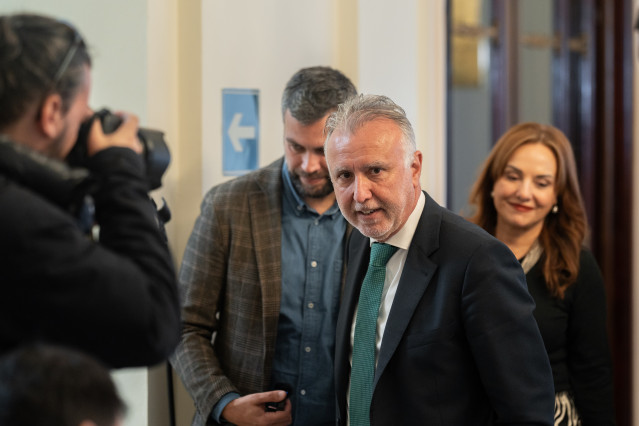 Archivo - El ministro de Política Territorial y Memoria Democrática, Ángel Víctor Torres (1d), tras una rueda de prensa, en el Ministerio de Política Territorial y Memoria Democrática, a 18 de febrero de 2025, en Madrid (España).