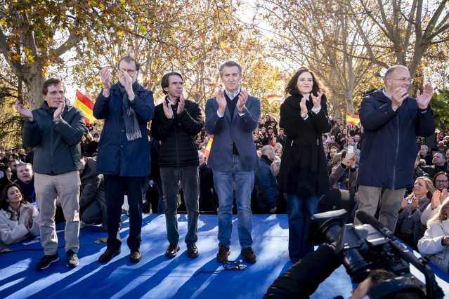 (I-D) El alcalde de Madrid, José Luis Martínez-Almeida, durante la concentración contra la corrupción del Gobierno, en el Templo de Debod