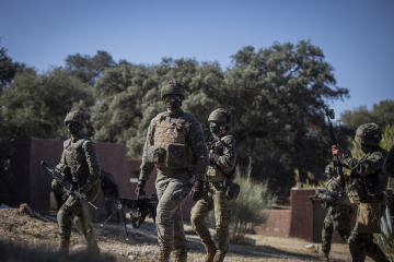 Archivo - Soldados de la Legión participan en una maniobra de simulación de fusiles en un recinto ambientado en un 