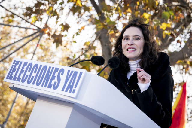La presidenta de la Comunidad de Madrid, Isabel Díaz Ayuso,  durante la concentración contra la corrupción del Gobierno convocada por el PP, en el Templo de Debod.