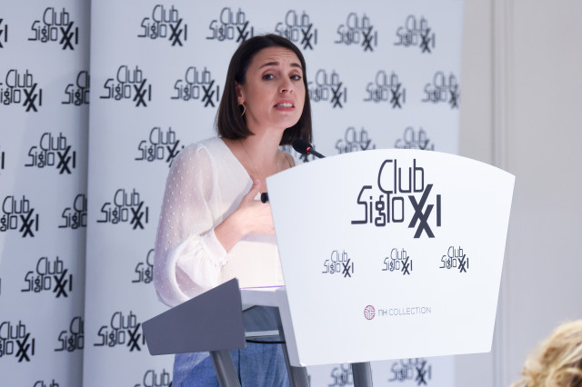 La secretaria política de Podemos, Irene Montero, durante un desayuno coloquio del Club Siglo XXI, en el Hotel Eurobuilding, a 1 de diciembre de 2025, en Madrid (España).