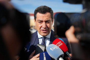 El presidente de la Junta de Andalucía, Juanma Moreno, este lunes en Alcalá de Guadaira (Sevilla)