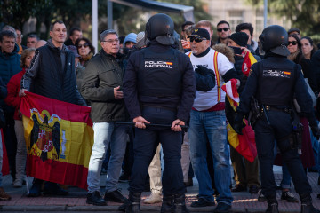 Concentración contra la corrupción convocada por organización juvenil Revuelta, frente a la sede nacional del PSOE, a 30 de noviembre de 2025, en Madrid (España). Revuelta ha llamado a una moviliz