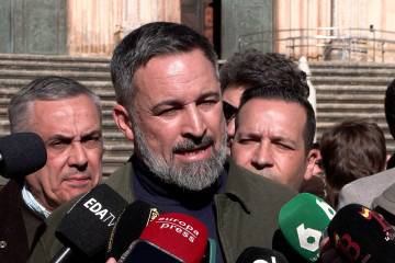 El presidente de Vox, Santiago Abascal, atiende a los medios de comunicación en Guadalupe.
