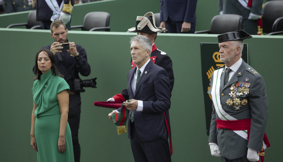 Archivo - La directora general de la Guardia Civil, Mercedes González (i), y el ministro del Interior, Fernando Grande-Marlaska (c), durante el acto central de la celebración de la patrona de la Gua
