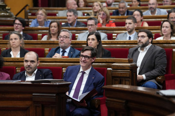 Archivo - El president de la Generalitat, Savador Illa, y el conseller de la Presidència, Albert Dalmau, en el Parlament de Catalunya, a 9 de octubre de 2025, en Barcelona, Catalunya (España).