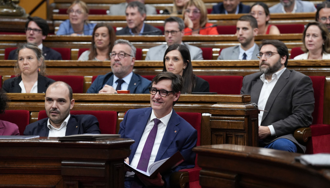 Archivo - El president de la Generalitat, Savador Illa, y el conseller de la Presidència, Albert Dalmau, en el Parlament de Catalunya, a 9 de octubre de 2025, en Barcelona, Catalunya (España).