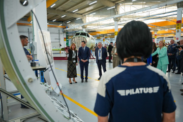 El presidente de la Junta de Andalucía, Juanma Moreno visita las instalaciones de Pilatus Aircraft Ibérica en Alcalá de Guadaíra (Sevilla).