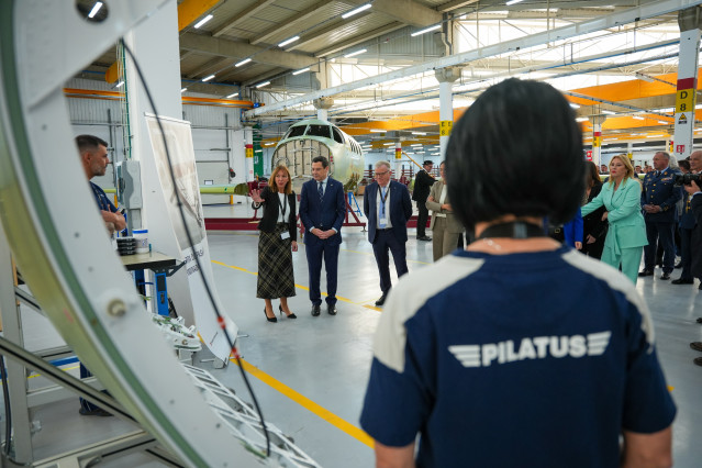El presidente de la Junta de Andalucía, Juanma Moreno visita las instalaciones de Pilatus Aircraft Ibérica en Alcalá de Guadaíra (Sevilla).