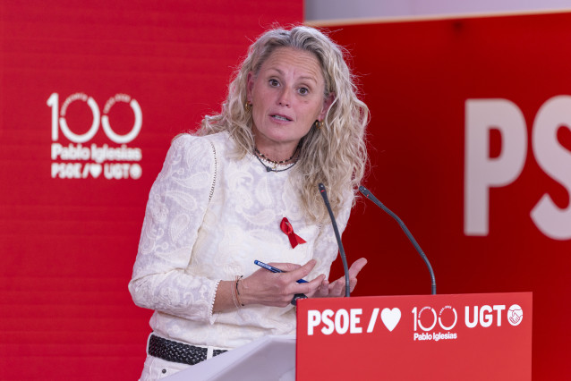 La portavoz del PSOE, Montse Mínguez, en una rueda de prensa en la sede del partido en la calle Ferraz.