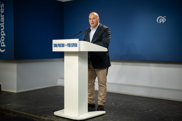 Archivo - El secretario general del Partido Popular, Miguel Tellado, ofrece una rueda de prensa en la sede del PP, a 4 de octubre de 2025, en Madrid (España).