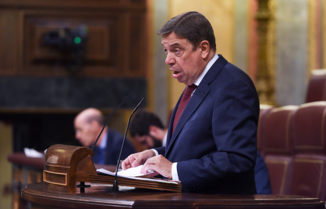 Archivo - El ministro de Agricultura, Pesca y Alimentación, Luis Planas, en una sesión plenaria en el Congreso de los Diputados, a 22 de noviembre de 2022, en Madrid (España).