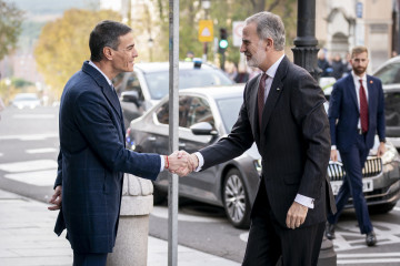 El presidente del Gobierno, Pedro Sánchez (i) y el Rey Felipe VI (d) se saludan a su llegada a la Sesión constitutiva del Pleno de la Comisión Nacional
