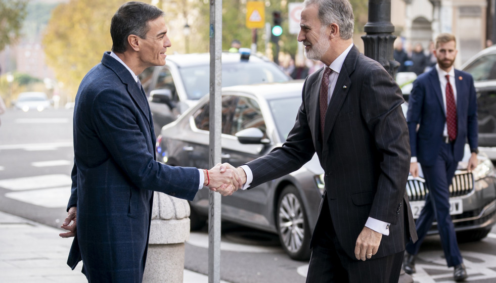 El presidente del Gobierno, Pedro Sánchez (i) y el Rey Felipe VI (d) se saludan a su llegada a la Sesión constitutiva del Pleno de la Comisión Nacional