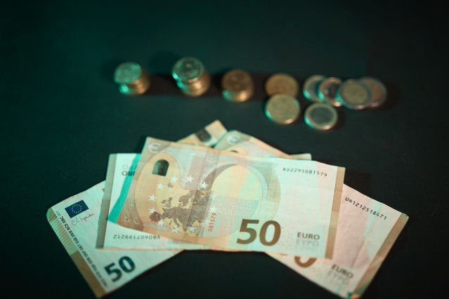 Archivo - Billetes y monedas, a 3 de septiembre de 2025, en Madrid (España). El uso del dinero en efectivo sigue disminuyendo con tan solo dos de cada diez personas eligiéndolo como método de pago habitual según el informe de PaynoPain ‘Métodos de pago: L