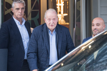 El Rey emérito Juan Carlos I a su salida del restaurante D’Berto, a 5 de noviembre de 2025, en O Grove, Pontevedra, Galicia (España).
