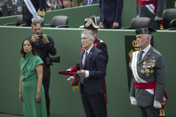 Archivo - La directora general de la Guardia Civil, Mercedes González (i), y el ministro del Interior, Fernando Grande-Marlaska (c), durante el acto central de la celebración de la patrona de la Gua