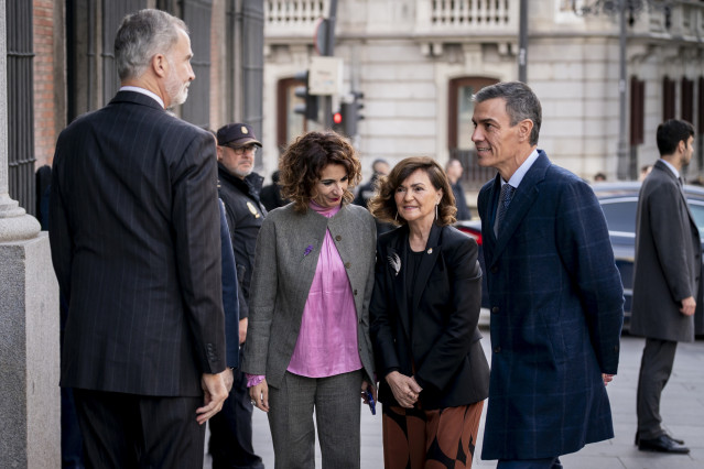 El Rey Felipe VI; la vicepresidenta primera del Gobierno y ministra de Hacienda, María Jesús Montero; la presidenta del Consejo de Estado, Carmen Calvo; y el presidente del Gobierno, Pedro Sánchez.