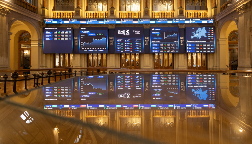 Archivo - Paneles del Ibex, en el Palacio de la Bolsa de Madrid, a 9 de enero de 2024, en Madrid (España).