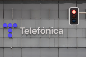 Archivo - Un semáforo en rojo frente a la sede de Telefónica, a 28 de noviembre de 2023, en Madrid (España).
