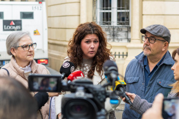 En el centro, la coordinadora de IU en Almería, María Jesús Amate.