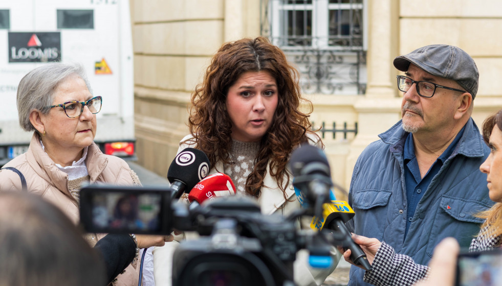 En el centro, la coordinadora de IU en Almería, María Jesús Amate.