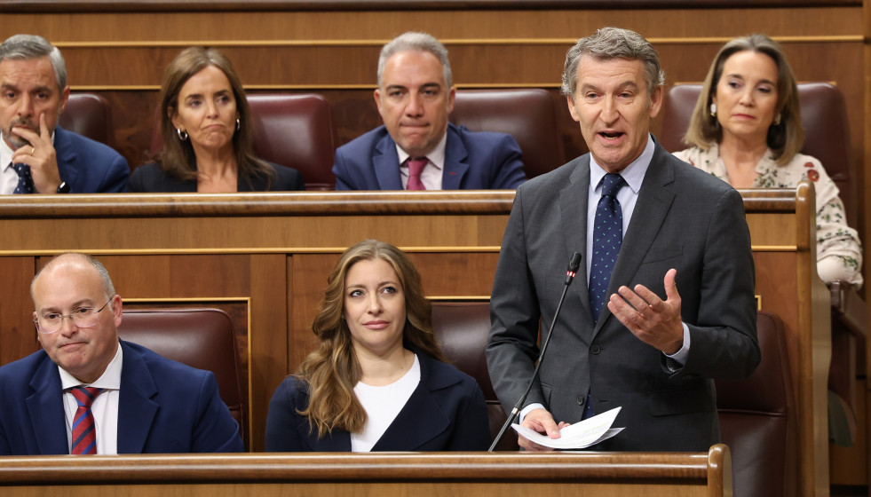 Archivo - El presidente del PP, Alberto Núñez Feijóo, durante una sesión de control al Gobierno, en el Congreso, a 15 de octubre de 2025, en Madrid (España).