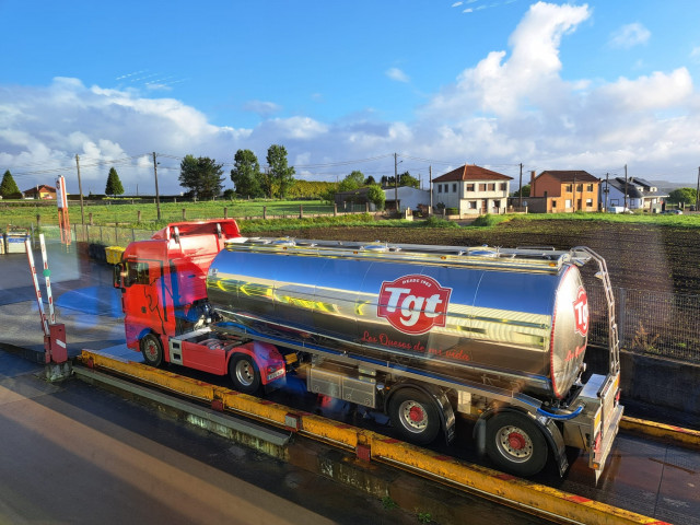Camión de Grupo TGT con leche
