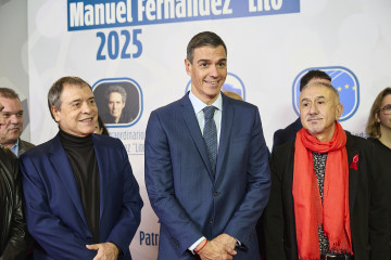 (I-D) El secretario general de UGT FICA, Mariano Hoya Callosa; el presidente del Gobierno, Pedro Sánchez; y el secretario general de UGT, Pepe Álvarez; posan durante la foto de familia del acto de e