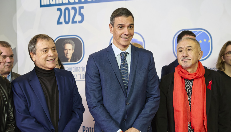 (I-D) El secretario general de UGT FICA, Mariano Hoya Callosa; el presidente del Gobierno, Pedro Sánchez; y el secretario general de UGT, Pepe Álvarez; posan durante la foto de familia del acto de e