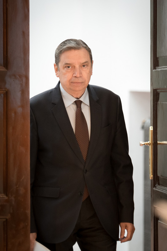 El ministro de Agricultura, Pesca y Alimentación, Luis Planas, ofrece una rueda de prensa tras la detección de seis casos de peste porcina africana en animales silvestres, en la sede del ministerio, a 29 de noviembre de 2025, en Madrid (España).