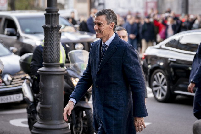 El presidente del Gobierno, Pedro Sánchez, a su llegada a la Sesión constitutiva del Pleno de la Comisión Nacional para la conmemoración de los 500 años de existencia del Consejo de Estado, en el Palacio de Consejos, a 1 de diciembre de 2025, en Madrid (E