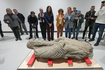 Estatua del Mestre Mateo a su llegada al Museo do Pobo Galego