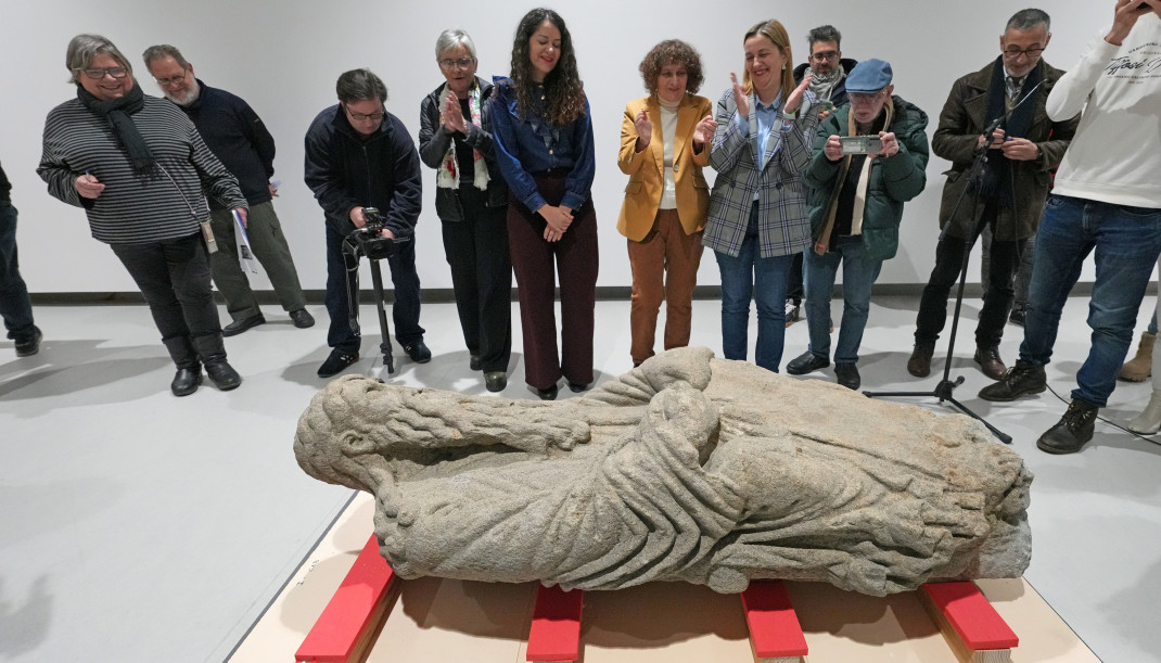Estatua del Mestre Mateo a su llegada al Museo do Pobo Galego