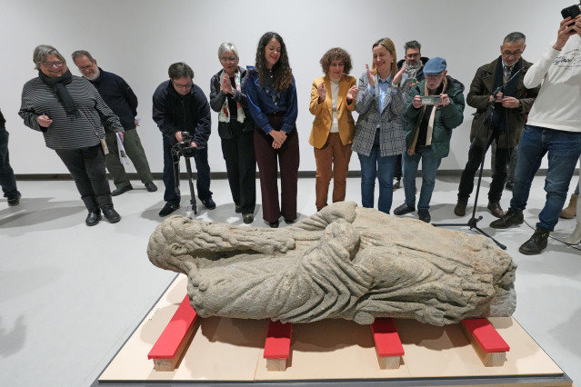 Estatua del Mestre Mateo a su llegada al Museo do Pobo Galego