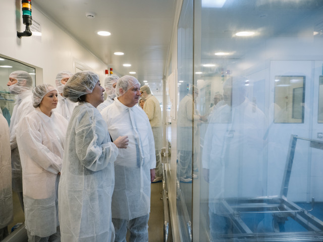 Archivo - El ministro de Industria y Turismo, Jordi Hereu, durante la visita a Reig Jofre.